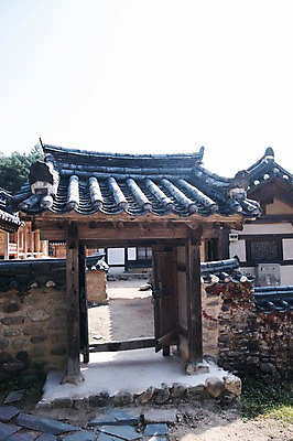 포토 JPG 주간 전통 한옥 풍경 사람없음 야외 경상북도 대문 기와지붕 안동 군자마을 국내포토 자연요소 한국전통 고건축 지붕 기와 문 마을 경상도 파일형식