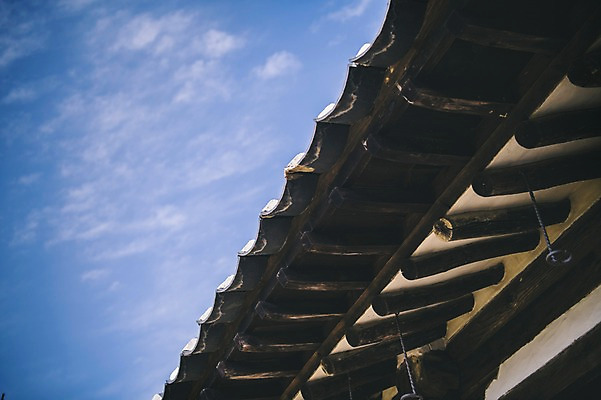 포토 JPG 주간 구름 전통 하늘 한옥 풍경 사람없음 야외 경상북도 처마 기와지붕 안동 군자마을 국내포토 자연요소 한국전통 고건축 지붕 기와 마을 경상도 파일형식