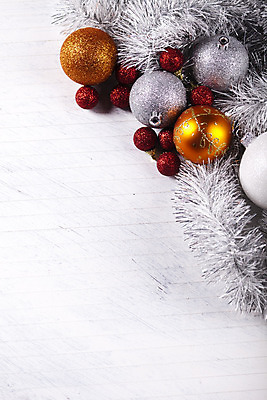 포토 JPG 해외이미지 크리스마스장식 크리스마스 실내 사람없음 장식볼 오브젝트 흰배경 오너먼트 카피스페이스 해외202004 해외포토 기념일 백그라운드 내부 장식 공백 흰색 파일형식 이미지허브