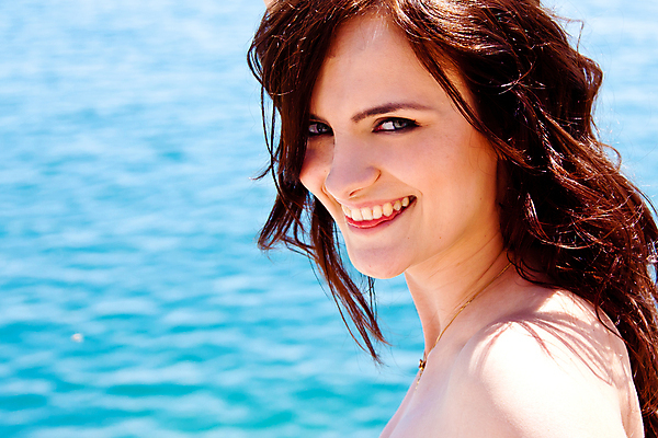 포토 JPG 해외이미지 라이프스타일 여자 행복 바다 자연 휴가 한명 태양 기쁨 선탠 긍정 해외202004 해외포토 자연요소 1 감정 컨셉 사람 생활 생태계 파일형식 이미지허브