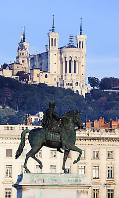 포토 JPG 해외이미지 구름 전통 유럽 조각 여행 건축양식 하늘 사람없음 건물 파란색 조각상 교회 여행객 프랑스 도시 승마 역사 재산 도심 건축가 왕 언덕 정사각형 장면 지역 청동 타운 넘어짐 르네상스 리옹 바실리카 해외202004 해외포토 자연요소 도형 직업 건축물 건축 나라 스포츠 컬러 종교건축 모션 사람 금융 조형물 파일형식 이미지허브