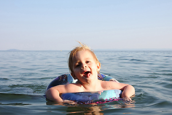 포토 JPG 해외이미지 백인 라이프스타일 행복 바다 자연 휴가 건강 한명 여름 아기 만족 휴양지 해외202004 해외포토 서양인 1 계절 감정 사람 생활 장소 생태계 파일형식 이미지허브