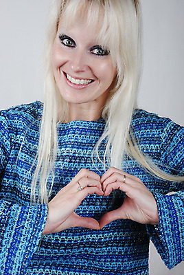 포토 JPG 해외이미지 모양 손 사랑 한명 사람 손짓 성인 우주 하트 해외202004 해외포토 1 감정 모션 신체부위 파일형식 이미지허브