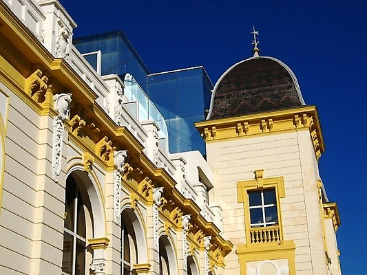 포토 JPG 해외이미지 창문 하늘 호텔 사람없음 건물 파란색 노란색 문 발코니 게임 흰색 카지노 프랑스어 옛날 프로방스 해외202004 해외포토 문자 건축물 컬러 놀이 숙소 도박 파일형식 이미지허브