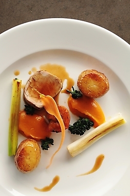 포토 JPG 해외이미지 음식 감자 육류 돼지고기 요리 사람없음 식당 식사 저녁식사 먹기 건강식 점심식사 해외202004 해외포토 채소 식재료 모션 상점 파일형식 이미지허브