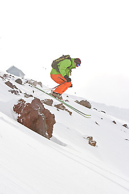 포토 JPG 해외이미지 남자 여행 이동 자연 하늘 휴식 산 한명 사람 풍경 경사 야외 초록색 빛 평화 얼음 침묵 기쁨 회색 자유 흰색 오픈 황무지 고독 위험 가루 심플 지역 암초 선로 운동가 해외202004 해외포토 자연요소 1 감정 컬러 컨셉 소리 생태계 파일형식 이미지허브