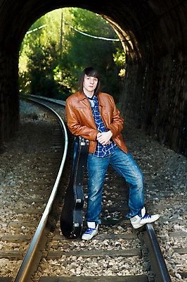 포토 JPG 해외이미지 백인 1 긴머리 남자 음악 실내 한명 서기 야외 10대 세로 유행 연주자 음악가 기타 자신감 터널 시원함 예술가 펑키 기타리스트 선로 해외202004 해외포토 서양인 직업 헤어스타일 감정 길 모션 청소년 현악기 문화예술 사람 내부 파일형식 이미지허브