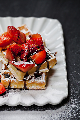 포토 JPG 해외이미지 그릇 조각 딸기 사람없음 와플 슈가파우더 초코시럽 해외포토 식기 과일 디저트 초콜릿 시럽 파일형식 이미지허브