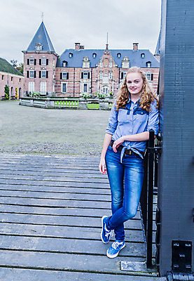 포토 JPG 해외이미지 라이프스타일 계절 행복 문화 여행 포즈 청소년 휴가 주택 한명 서기 미소 사람 풍경 건물 10대 여름 금발 여행객 걷기 기댐 하이킹 중세 재산 방문 천연기념물 루트 안뜰 옛날 해외202004 해외포토 1 헤어스타일 건축물 감정 모션 레저 표정 생활 금융 역사 파일형식 이미지허브