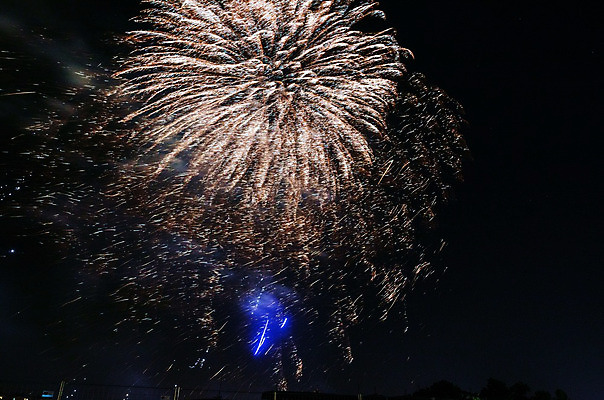 포토 JPG 해외이미지 백그라운드 하늘 불 새로움 기념 폭죽 사람없음 빨간색 파티 검은색 흰색 축하 업무 야간 폭발 파열 해외202004 해외포토 자연요소 컬러 컨셉 이벤트 작업 파일형식 이미지허브