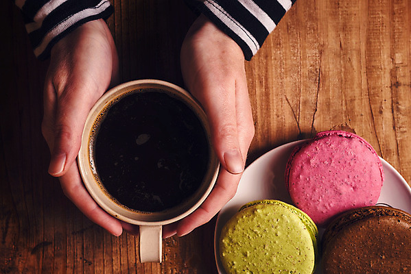 포토 JPG 해외이미지 백인 1 라이프스타일 여자 여유 커피 음료 음식 탁자 아침 휴가 휴식 주택 따뜻함 관리 성인 사람없음 일상 컵 컬러풀 쿠키 주방 머그컵 뜨거움 달콤 맛 아침식사 굽기 상쾌 복고 마카롱 단절 카페인 혼자 해외202004 해외포토 주간 서양인 식기 감정 컬러 가구 컨셉 디저트 사람 건물 라이프 생활 식사 구이 파일형식 이미지허브