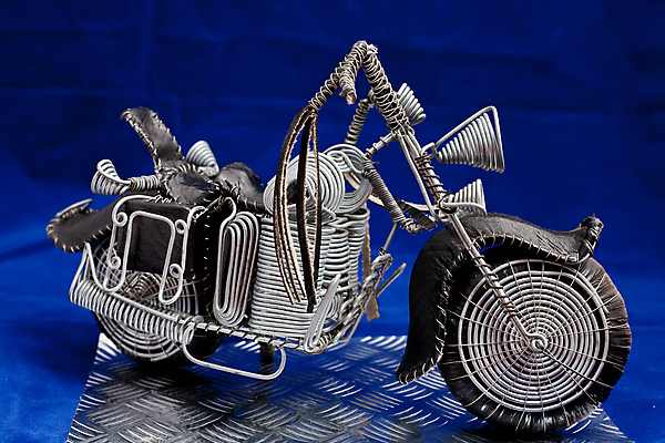 포토 JPG 해외이미지 모델 백그라운드 자동차 사람없음 파란색 자전거 오토바이 오브젝트 각도 철사 핸드메이드 해외202004 해외포토 육상교통 컬러 바이크 파일형식 이미지허브