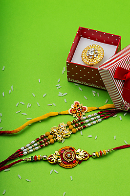 포토 JPG 해외이미지 전통 종교 문화 줄 백그라운드 목걸이 밥 기념 이벤트 사람없음 장식 빨간색 축제 축하 인사 악단 화려 의식 실 결합 낟알 컨테이너 인도인 손목 심볼 오브젝트 기회 예배 언니 남동생 손목보호대 힌두교 유대감 해외202004 해외포토 외국인 산업 음악 음식 컬러 컨셉 장신구 가족 동양인 신체부위 예절 자매 동생 파일형식 이미지허브