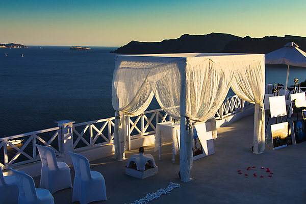 포토 JPG 해외이미지 꽃잎 섬 결혼 하늘 산 사람없음 물 파란색 장미 일몰 흰색 그리스 산토리니 그리스인 제단 해외202004 해외포토 자연요소 서양인 꽃 유럽 컬러 이벤트 노을 파일형식 이미지허브