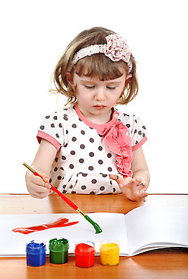 포토 JPG 해외이미지 백인 1 드레스 여자 교육 종이 어린이 분홍색 백그라운드 탁자 수업 수채화 실내 한명 서기 사람 물 컬러풀 페인트 유치원 놀이방 흰색 아기 붓 그리기 파마 작음 활 그림 열정 캔버스 열광 고립 천진난만 유일 해외202004 해외포토 자연요소 서양인 헤어스타일 옷 감정 컬러 가구 컨셉 모션 내부 크기 파일형식 이미지허브