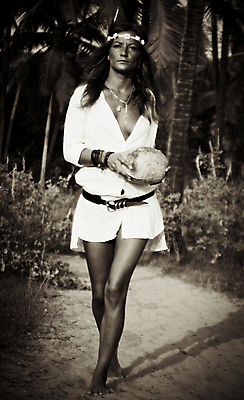 포토 JPG 해외이미지 백인 모델 1 라이프스타일 응시 여자 꽃 행복 문화 얼굴 컨셉 팔찌 자연 휴식 한명 사람 성인 야외 유행 평화 자유 머리띠 우아함 심볼 사인 복고 집시 환각 회복 히피 스타일 해외202004 해외포토 서양인 식물 시선 감정 장신구 생활 신체부위 생태계 증상 파일형식 이미지허브