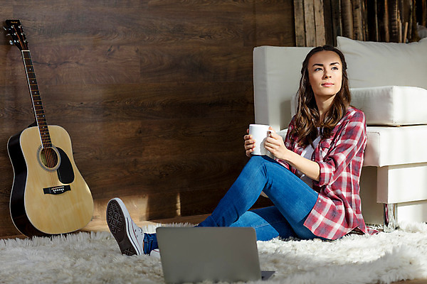 포토 JPG 해외이미지 전신 백인 음료 생각 통신 무선통신 휴식 주택 실내 한명 사람 성인 컵 가로 노트북 컴퓨터 배려 블로거 카피스페이스 해외202004 해외포토 서양인 1 식기 컨셉 내부 건물 전자제품 공백 파일형식 이미지허브