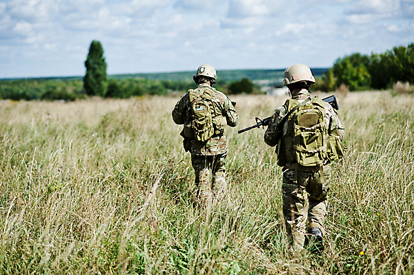 포토 JPG 해외이미지 무기 군대 경비 야외 두명 힘 군인 사막 자신감 공격 충돌 군용 싸움 전쟁 보안 육군 기어 애국심 갑옷 장교 총포 특별함 해외202004 해외포토 직업 감정 컨셉 모션 안전 사람 보호 보호장비 국군 파일형식 이미지허브