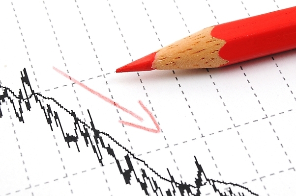 포토 JPG 해외이미지 돈 비즈니스 사람없음 빨간색 금융 경제 연필 펜 자료 가을 시장 주식 위험 분석 속도 투자 이익 느림 회계 관심 부정적 분실 수입 우울증 위기 적자 해외202004 해외포토 계절 감정 컬러 컨셉 학용품 필기구 재산 질병 파일형식 이미지허브