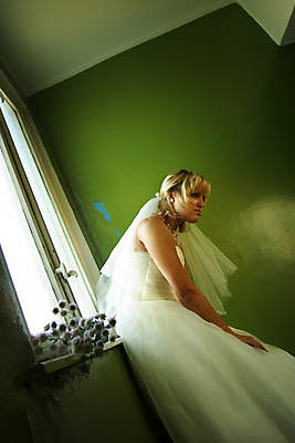 포토 JPG 해외이미지 꽃 꽃다발 결혼 목걸이 창문 관리 한명 빨간색 초록색 금발 기쁨 흰색 만족 부드러움 러시아인 해외202004 해외포토 서양인 식물 1 헤어스타일 감정 컬러 장신구 사람 이벤트 감각 파일형식 이미지허브