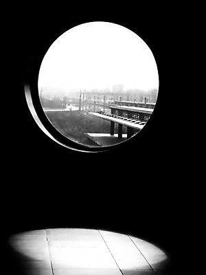 포토 JPG 해외이미지 디자인 응시 유럽 벽 여행 건축양식 창문 자연 하늘 날씨 휴가 바닥 주택 실내 풍경 사람없음 건물 파란색 빛 햇빛 태양 평화 어둠 봄 방 기차 바위 도시 오픈 역 진짜 터미널 해외202004 해외포토 자연요소 건축물 시선 계절 건축 나라 육상교통 컬러 컨셉 교통시설 대중교통 내부 돌_바위 생태계 파일형식 이미지허브