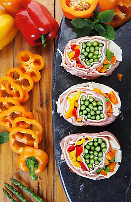 포토 JPG 해외이미지 줄 음식 다이어트 채소 오렌지 피망 치즈 도마 건강 육류 돼지고기 3 요리 사람없음 빨간색 초록색 노란색 검은색 자르기 묶기 허브 준비 아스파라거스 날것 대리석 무침 성분 바질 모짜렐라치즈 해외202004 해외포토 식물 컬러 과일 식재료 재료 모션 주방용품 유제품 파일형식 이미지허브