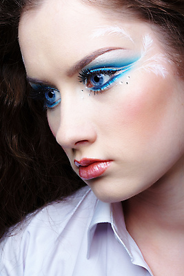 포토 JPG 해외이미지 백인 응시 여자 컨셉 무늬 검은배경 실내 무표정 한명 근접촬영 상반신 성인 옆모습 큐빅 페이스페인팅 성인여자한명만 해외202004 해외포토 서양인 1 시선 감정 뷰포인트 백그라운드 표정 사람 내부 검은색 광석 여자한명만 성인여자만 파일형식 이미지허브