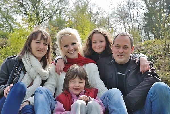 포토 JPG 해외이미지 라이프스타일 여자 딸 행복 얼굴 어린이 가족 관계 포옹 엄마 남편 주택 함께함 사람 여러명 성인 부모 표현 아내 아빠 긍정 언니 해외202004 해외포토 감정 다수 컨셉 안기 건물 생활 신체부위 자매 파일형식 이미지허브