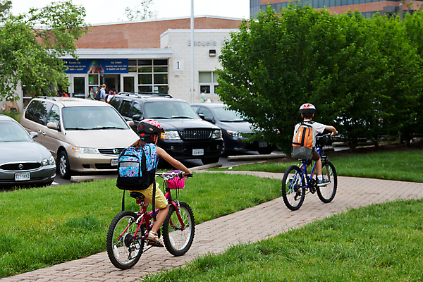 포토 JPG 해외이미지 학생 여자 교육 남자 어린이 스포츠 분홍색 북아메리카 배낭 학교 가족 교통시설 건강 초등학교 설명 안전 사람 소년 두명 건물 파란색 운동 유행 자전거 미국 짐 헬멧 순환 팩 사이클링 해외202004 해외포토 건축물 컬러 교통 가방 관계 모션 아메리카 바이크 화장품 보호장비 육상스포츠 시설 파일형식 이미지허브