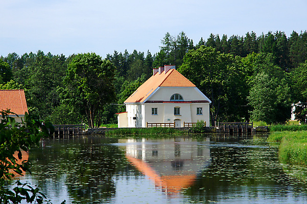 포토 JPG 해외이미지 나무 식물 공원 호수 건축양식 자연 하늘 주택 풍경 사람없음 야외 목재 초록색 물 여름 파란색 컬러풀 반사 시골 연못 숲 해외202004 해외포토 자연요소 계절 공공시설 건축 컬러 재료 건물 생태계 파일형식 이미지허브