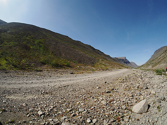 포토 JPG 해외이미지 구름 유럽 도로 호수 여행 자연 하늘 산 풍경 경사 사람없음 야외 초록색 여름 파란색 회색 바위 북극 러시아 먼지 북쪽 내추럴 해외202004 해외포토 자연요소 계절 나라 길 컬러 교통시설 돌_바위 극지방 방향 생태계 파일형식 이미지허브
