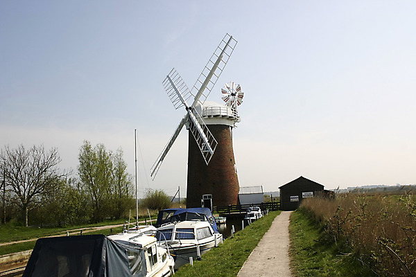 포토 JPG 해외이미지 산업 밭 날개 자연 하늘 바람 풍경 사람없음 파란색 환경 탑 힘 재활용 풍차 발전기 에너지 흰색 보트 칼날 변화 역 보호 생태계 자원 스카이라인 세대 유지 방앗간 혁명 개발 효율 공급 해외202004 해외포토 자연요소 건축물 컬러 컨셉 농업 배_교통 교통시설 날씨 발전소 친환경 파일형식 이미지허브