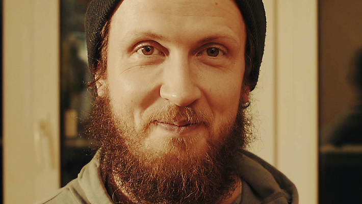 포토 JPG 해외이미지 백인 1 응시 남자 수염 주택 실내 한명 사람 갈색 노란색 검은색 오픈 닫기 만족 싱글 캡모자 혼자 해외202004 해외포토 서양인 모자_잡화 시선 감정 컬러 모션 내부 건물 파일형식 이미지허브