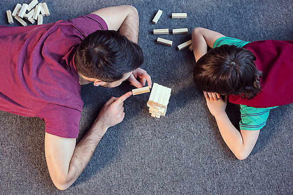 포토 JPG 해외이미지 백인 유럽 아들 어린이 가족 관계 놀이 주택 함께함 사람 소년 성인 두명 목재 부모 게임 아빠 집중 해외202004 해외포토 서양인 나무 남자 나라 컨셉 재료 건물 파일형식 이미지허브