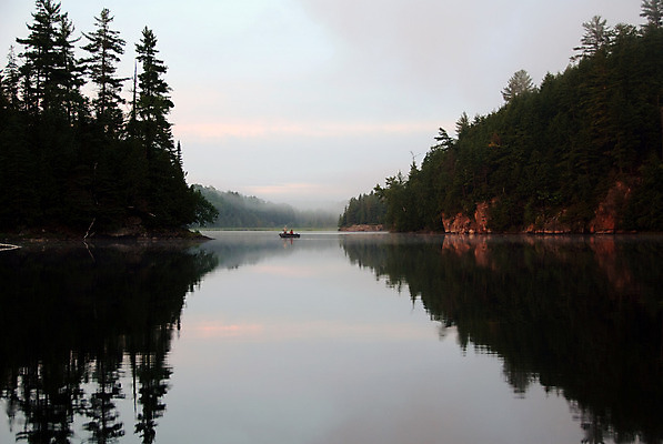 포토 JPG 해외이미지 공원 호수 스포츠 자연 낚시 산 풍경 사람없음 물 파란색 강 일몰 보트 뱃놀이 해외202004 해외포토 자연요소 공공시설 컬러 배_교통 레저 노을 전통놀이 생태계 파일형식 이미지허브