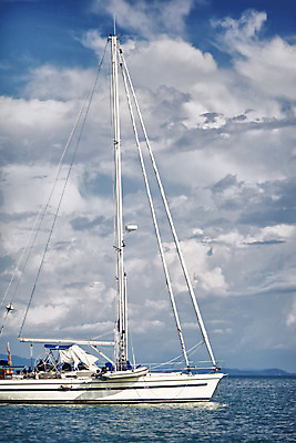 포토 JPG 해외이미지 나무 모래 스포츠 파도 바다 섬 여행 하늘색 요트 태국 자연 하늘 휴가 휴식 바닥 항해 풍경 사람없음 세로 물 여름 파란색 태양 침묵 기쁨 보트 숲 크리스탈 암초 석호 안다만 이국적 파라다이스 수평선 해외202004 해외포토 자연요소 식물 계절 감정 아시아 컬러 컨셉 배_교통 소리 광석 생태계 파일형식 이미지허브