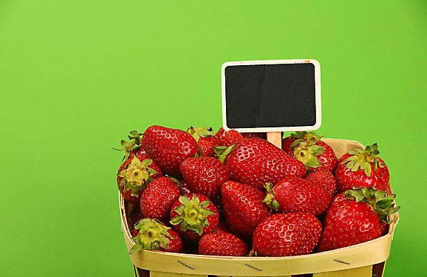 포토 JPG 해외이미지 열매 음식 농업 과일 딸기 사람없음 목재 빨간색 초록색 여름 농작물 꼬리표 바구니 검은색 칠판 활발 수확 시골 신선 시장 가격 다발 가득함 사인 분필 각도 부드러움 강렬 숙성 많음 해외202004 해외포토 나무 식물 계절 산업 컬러 컨셉 재료 라벨 감각 초크 파일형식 이미지허브