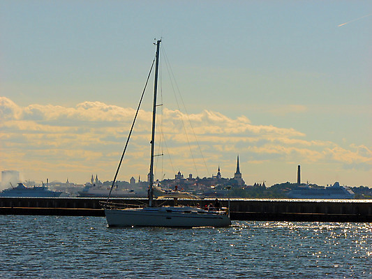 포토 JPG 해외이미지 구름 외관 바다 여행 요트 하늘 바람 휴가 항해 사람 사람없음 물 여름 파란색 항구 침묵 도시 만 도심 큼 크루즈 함선 장면 선원 지역 승객 스카이라인 돛대 해외202004 해외포토 자연요소 계절 컬러 배_교통 교통시설 날씨 소리 크기 파일형식 이미지허브