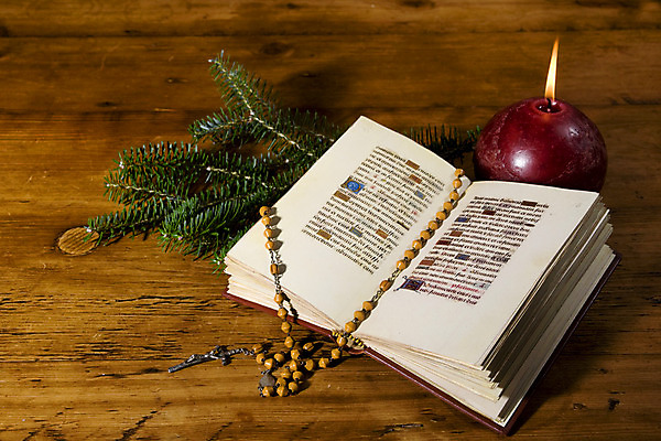 포토 JPG 해외이미지 크리스마스 탁자 불 불꽃 사람없음 목재 초록색 교회 성경 12월 묵주 연소 해외202004 해외포토 자연요소 나무 기념일 컬러 가구 재료 종교용품 날짜 파일형식 이미지허브