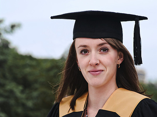 포토 JPG 해외이미지 학생 여자 행복 학사모 졸업 졸업생 한명 사람 풍경 갈색 검은색 졸업가운 졸업장 6월 5월 스마트 대학교 긍정 2014년 장면 2015년 종료 순간 정중 처음 해외202004 해외포토 모자_잡화 1 교육 감정 컬러 컨셉 학교 가운 날짜 연도 파일형식 이미지허브