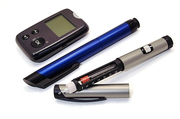 포토 JPG 해외이미지 백그라운드 건강 주사기 사람없음 약 펜 장비 환자 흰색 질병 설탕 약국 주사약 고립 당뇨병 돌봄 복용 예방접종 인슐린 포도당 해외202004 해외포토 컬러 의학 의료기기 모션 필기구 접종 파일형식 이미지허브