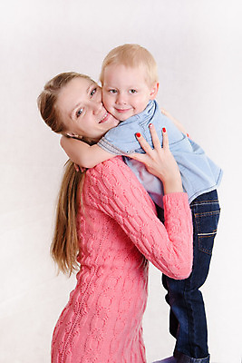 포토 JPG 해외이미지 행복 유럽 아들 무기 어린이 백그라운드 2 가족 포옹 엄마 친절 3 사랑 미소 소년 두명 기쁨 흰색 최고 유머 보호 돌봄 해외202004 해외포토 남자 감정 나라 컬러 컨셉 관계 안기 모션 표정 사람 파일형식 이미지허브