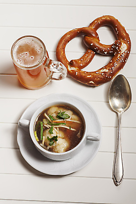 포토 JPG 해외이미지 음식 맥주 실내 사람없음 숟가락 흰배경 맥주잔 브레첼 해외202004 해외포토 백그라운드 술잔 디저트 주류 수저 내부 흰색 파일형식 이미지허브