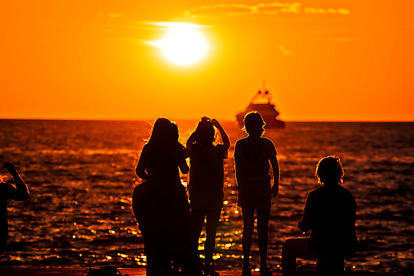 포토 JPG 해외이미지 모양 남자 실루엣 유럽 바다 백그라운드 신체 요트 오렌지 표면 휴가 항해 그림자 사람 성인 사람없음 물 여름 컬러풀 태양 반사 노란색 걷기 검은색 황혼 일몰 도시 보행자 황금 군중 저녁 지중해 묘사 타운 크로아티아 인기 수평선 해외202004 해외포토 자연요소 계절 나라 컬러 배_교통 과일 모션 촬영기법 노을 야간 파일형식 이미지허브