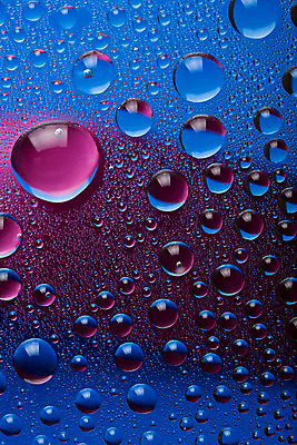 포토 JPG 해외이미지 선 분홍색 백그라운드 패턴 창문 자연 유리 표면 추상 건강 사람없음 빨간색 물 파란색 환경 스파 거품 젖음 흐름 흰색 물방울 신선 투명 액체 떨어짐 이슬 수분 빗방울 순수 질감 광택 돌봄 해외202004 해외포토 자연요소 컬러 컨셉 무늬 모션 재질 비_날씨 생태계 파일형식 이미지허브
