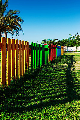 포토 JPG 해외이미지 디자인 공원 어린이 백그라운드 패턴 자연 추상 주택 사람없음 목재 빨간색 초록색 파란색 울타리 컬러풀 노란색 흰색 놀이터 질감 해외202004 해외포토 나무 공공시설 컬러 무늬 재료 놀이 사람 건물 담장 생태계 파일형식 이미지허브