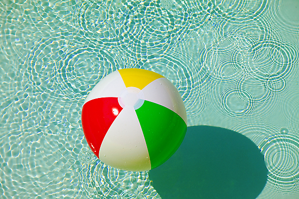 포토 JPG 해외이미지 주간 수영장 물그림자 그림자 사람없음 야외 여름 여름풍경 비치볼 잔물결 해외202004 해외포토 자연요소 계절 물결 공 바캉스용품 풍경 파일형식 여름_계절 이미지허브