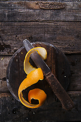 포토 JPG 해외이미지 디자인 음식 다이어트 오렌지 과일 탁자 귤 나선형 건강 사람없음 껍질 가을 신선 칼 달콤 맛 설탕 자르기 먹기 숙성 채식주의자 해외202004 해외포토 계절 가구 컨셉 무늬 모션 채식 파일형식 이미지허브