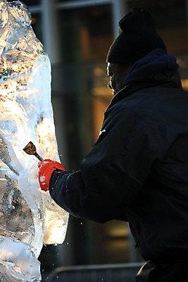 포토 JPG 해외이미지 직업 조각 캐나다 겨울 영국 잉글랜드 사람없음 조각상 얼음 검은색 축제 공구 도시 센터 런던 정사각형 왕국 조각가 해외202004 해외포토 자연요소 도형 계절 유럽 컬러 북아메리카 조형물 도구 파일형식 이미지허브