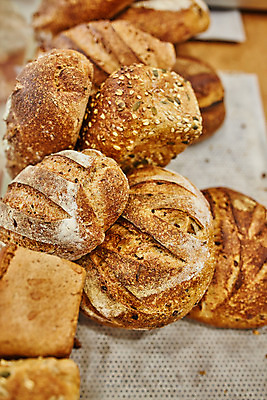 포토 JPG 해외이미지 전통 음식 빵 백그라운드 다이어트 탁자 건강 씨앗 사람없음 갈색 검은색 식사 빵집 껍질 흰색 신선 맛 아침식사 낟알 밀 굽기 유기농 질감 밀가루 덩어리 내추럴 핸드메이드 귀리 해외202004 해외포토 식물 웰빙 컬러 가구 컨셉 곡류 상점 가루 구이 파일형식 이미지허브